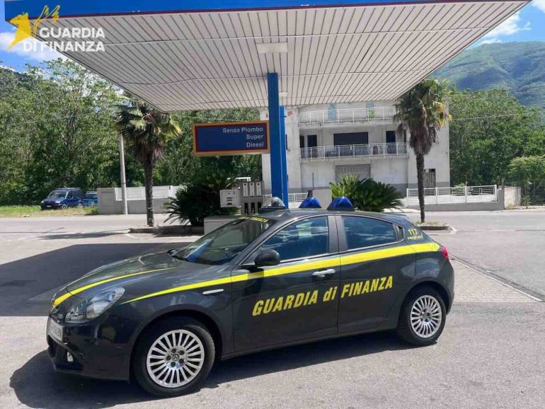 Sfruttamento e irregolarità in un distributore di carburante: denunciato titolare nell’Avellinese
