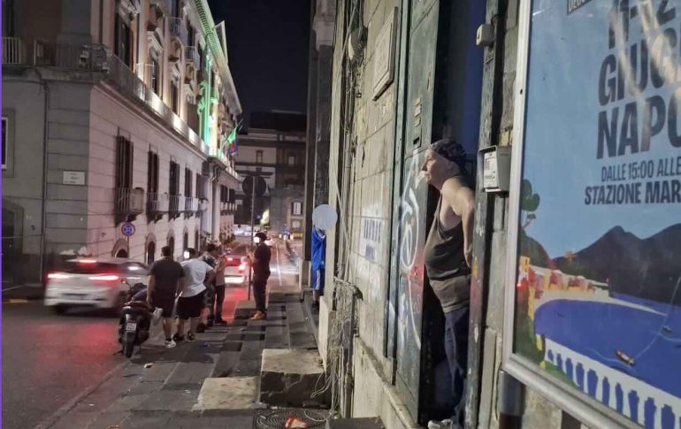 Napoli, anziana in ostaggio di una baby gang: «Vengono di notte, ho paura per la mia vita»