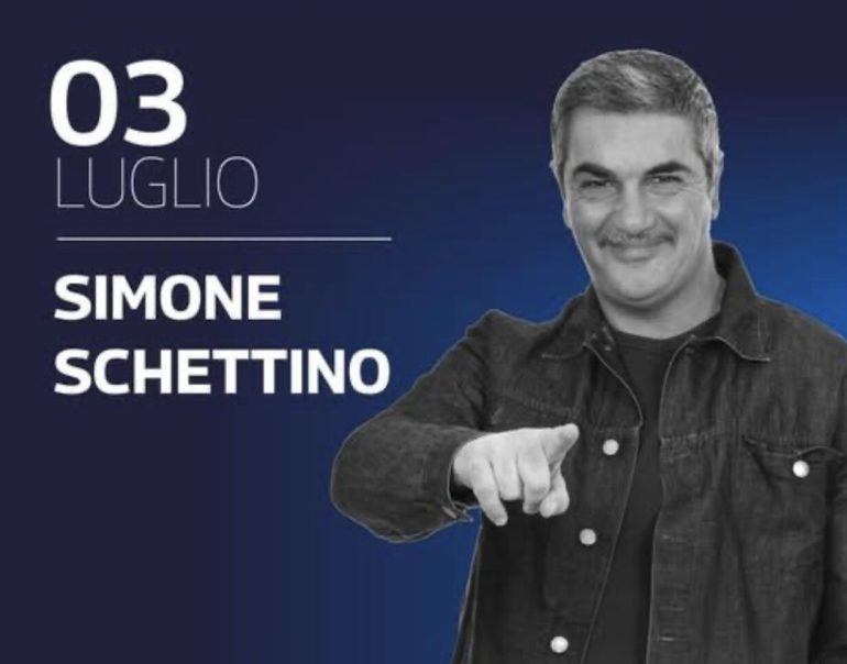 Simone Schettino illumina le ‘Notti di Stelle’ a Cava de’ Tirreni con uno show esilarante