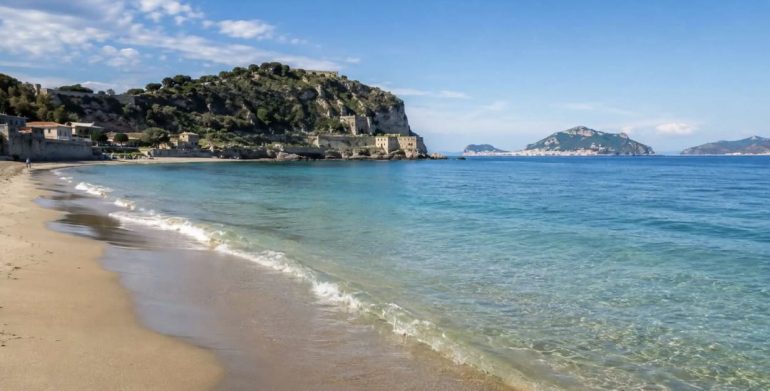 Sole e caldo estivo su Napoli e Campania: la giornata perfetta per l’aria aperta