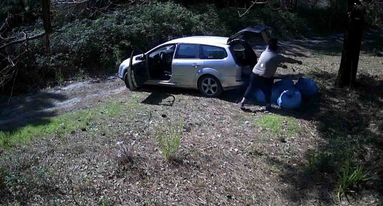 Sorpreso a sversare vernici industriali nel Parco del Vesuvio: scatta il divieto di dimora per un 26enne