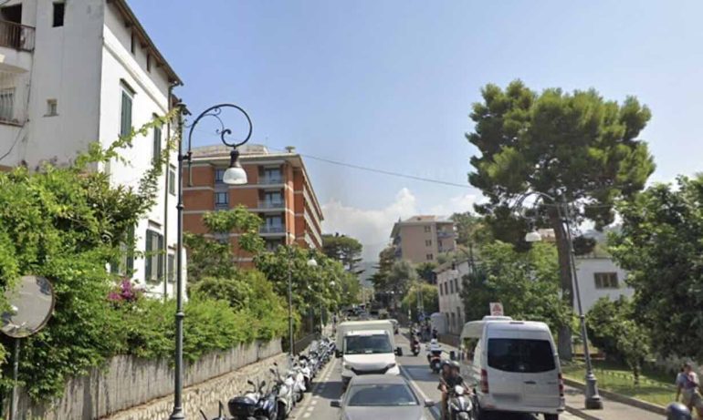 Sorrento, scooter contro un’auto: perde la vita donna di 65 anni