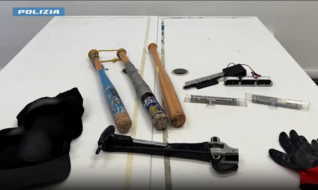 Speronavano le auto sulla statale per rapinarle con le mazze da baseball: la Polizia arresta due persone