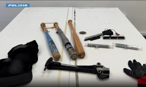 Speronavano le auto sulla statale per rapinarle con le mazze da baseball: la Polizia arresta due persone