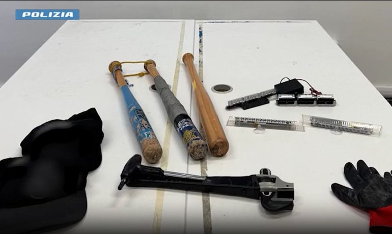 Speronavano le auto sulla statale per rapinarle con le mazze da baseball: la Polizia arresta due persone