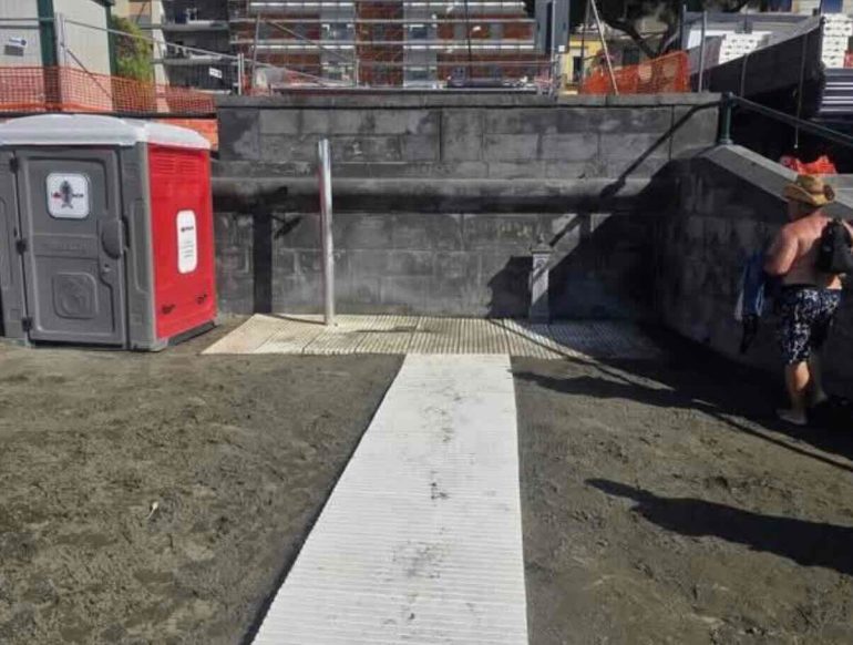 Spiagge libere a Napoli, svolta a Largo Sermoneta: bagni, docce e passerelle inclusive