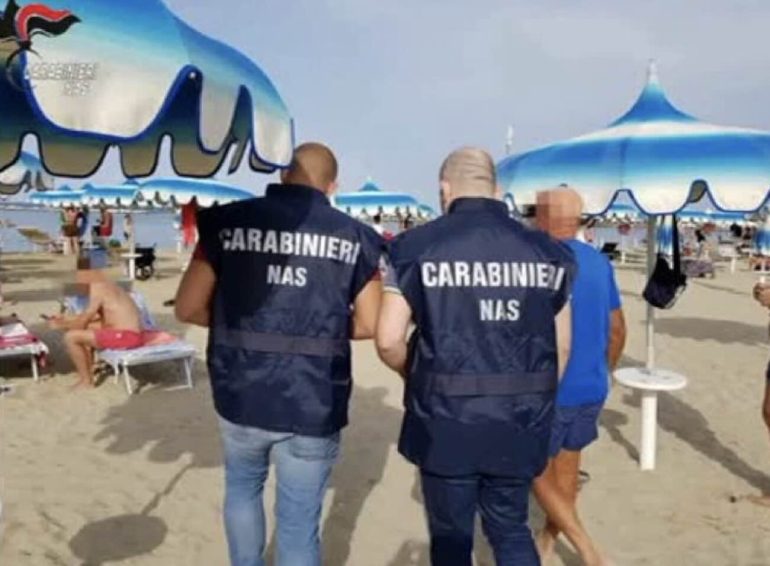 Sporcizia e cibi fantasma nei luoghi delle vacanze: i Nas sequestrano 9 quintali di alimenti