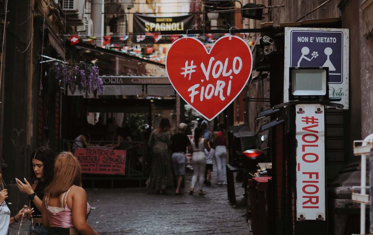 Te voglio bene assaje: tra frase, sentimento e cultura napoletana