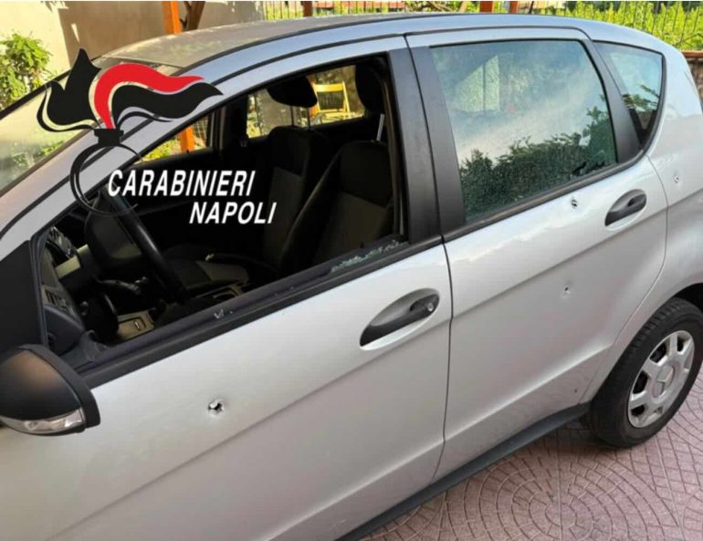 Terrore a Giugliano, spara sette colpi contro il fratello e tenta la fuga: arrestato 44enne