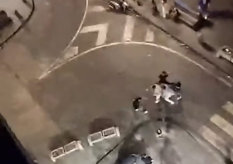 Torre del Greco, commerciante aggredito e ferito: denunciato un 18enne per tentato omicidio