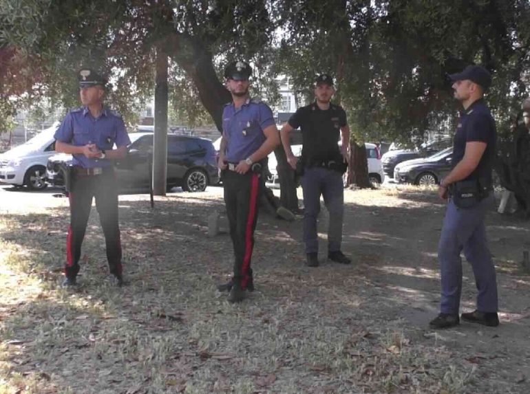Torri Aragonesi, blitz interforze contro degrado e insediamenti abusivi: rimossi 4 quintali di rifiuti