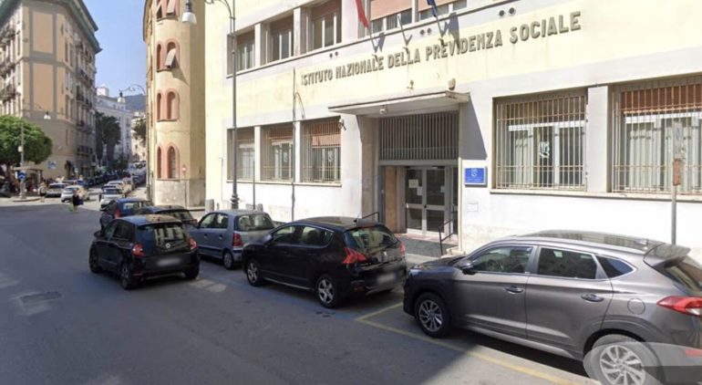 Tragedia a Salerno: scontro nella notte tra scooter e auto, muore un quindicenne