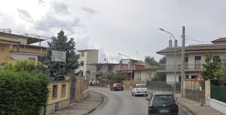 Tragico schianto nella notte a Saviano, perde il controllo dello scooter: morto 50enne