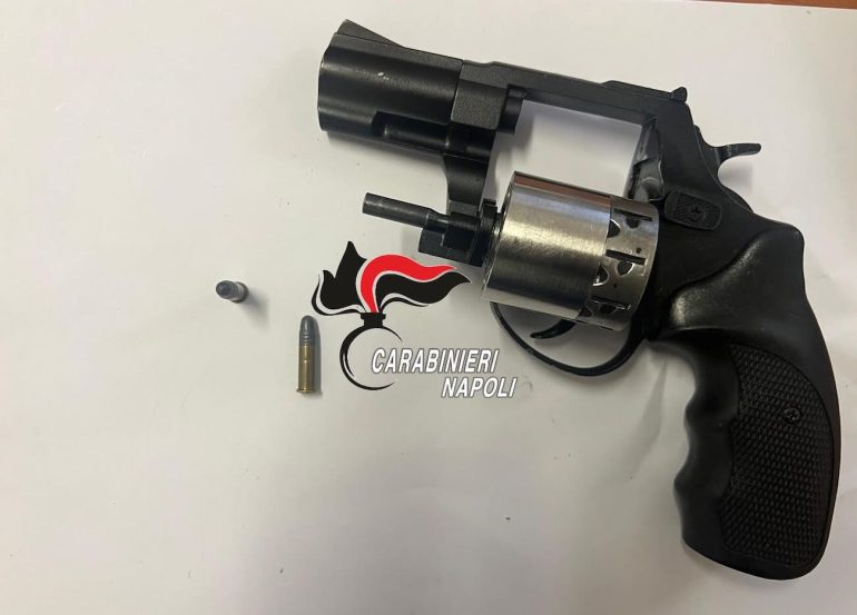 Vico Equense, arrestato 43enne:aveva un revolver carico in casa