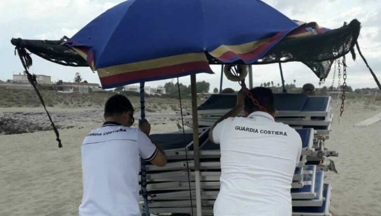 Abusivismo edilizio sul demanio a Castel Volturno: sequestrato lido di 2.000 metri quadrati