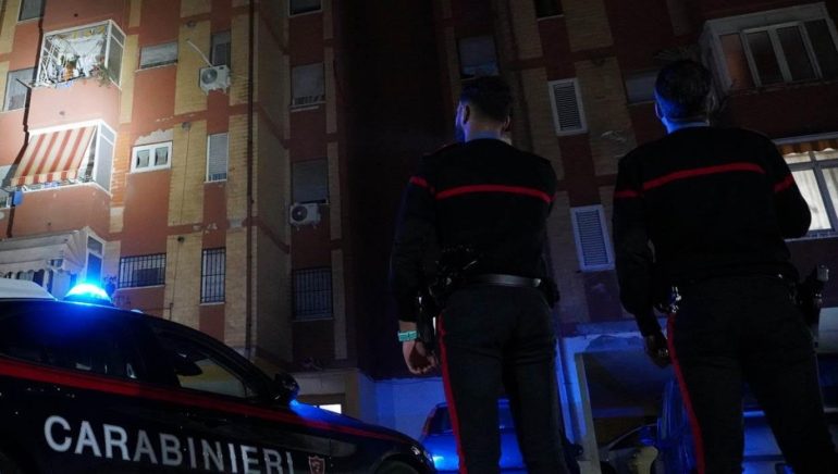 Aggredisce i genitori per soldi e poi attacca i Carabinieri: 41enne arrestato a Maddaloni