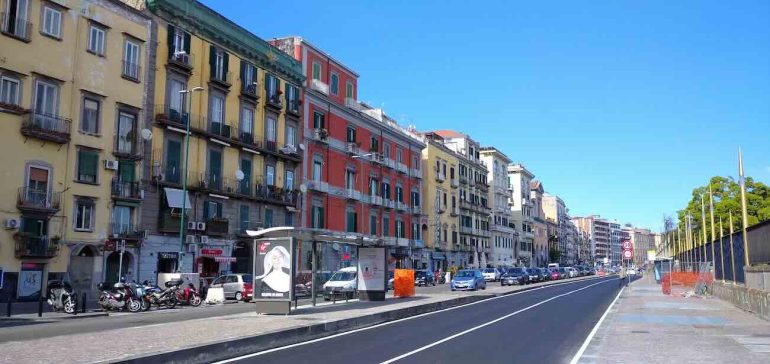 Allarme a Napoli, cavo sospeso tranciato alla Riviera di Chiaia provoca danni ma nessun ferito
