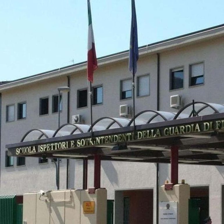 Allieva Gdf precipita dal palazzo della scuola ispettori e muore: Aurora Valenti aveva 22 anni