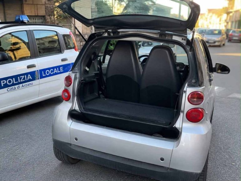 Arzano, tre bimbi su una Smart: due viaggiavano nel portabagagli, donna denunciata