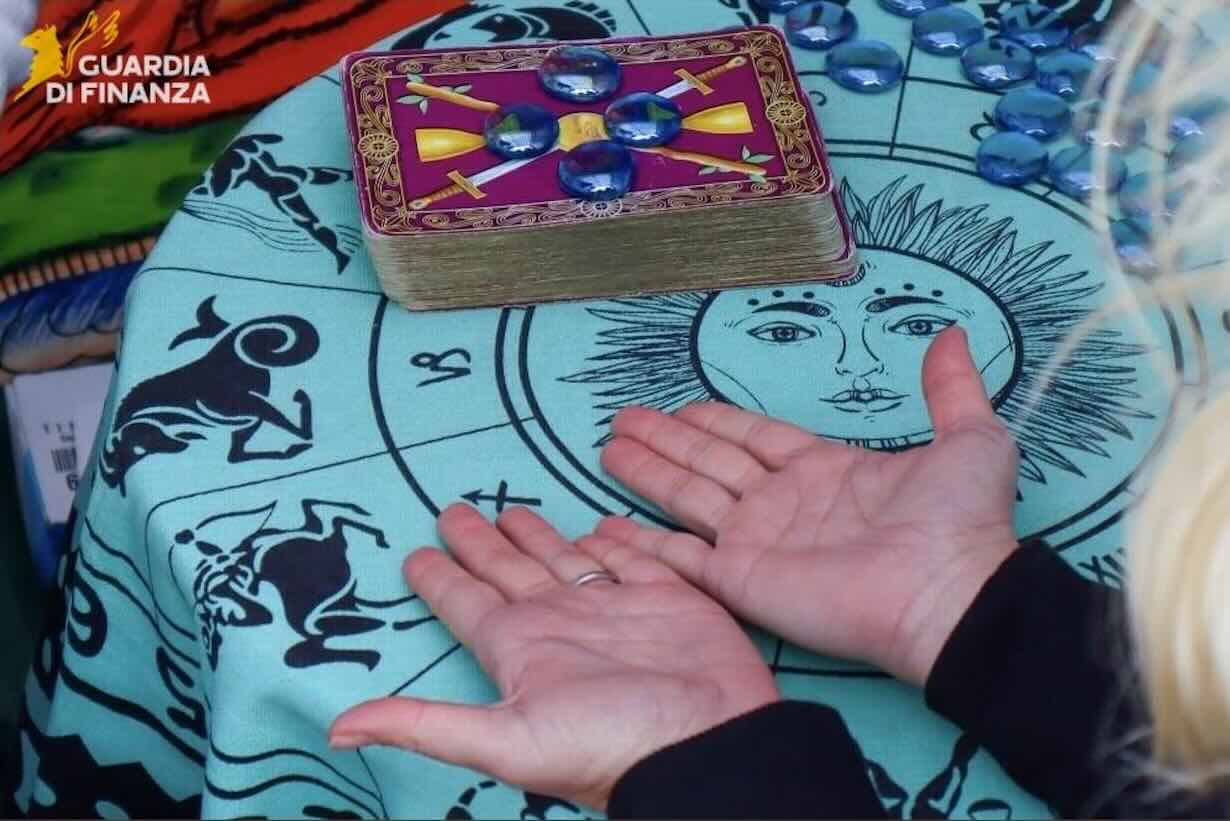 Tavolo con carte da divinazione, denaro contante, documenti fiscali in primo piano