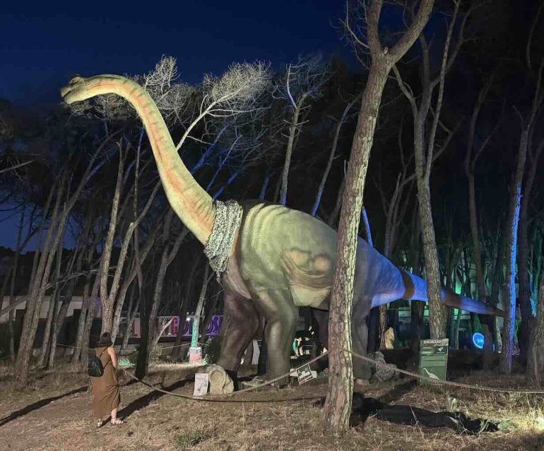 Baia Domizia si trasforma nel regno dei dinosauri con l’esperienza immersiva Dinosaurs Experience