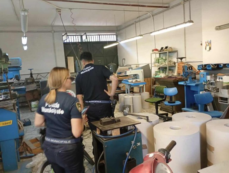 Blitz ad Arzano: sequestrato un opificio clandestino di pellami