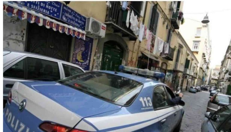 Blitz alle Case Nuove, pusher tenta di disfarsi del crack e aggredisce gli agenti: arrestato