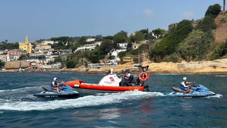 Blitz della Guardia Costiera a Marechiaro: fermati taxi del mare abusivi allo Scoglione