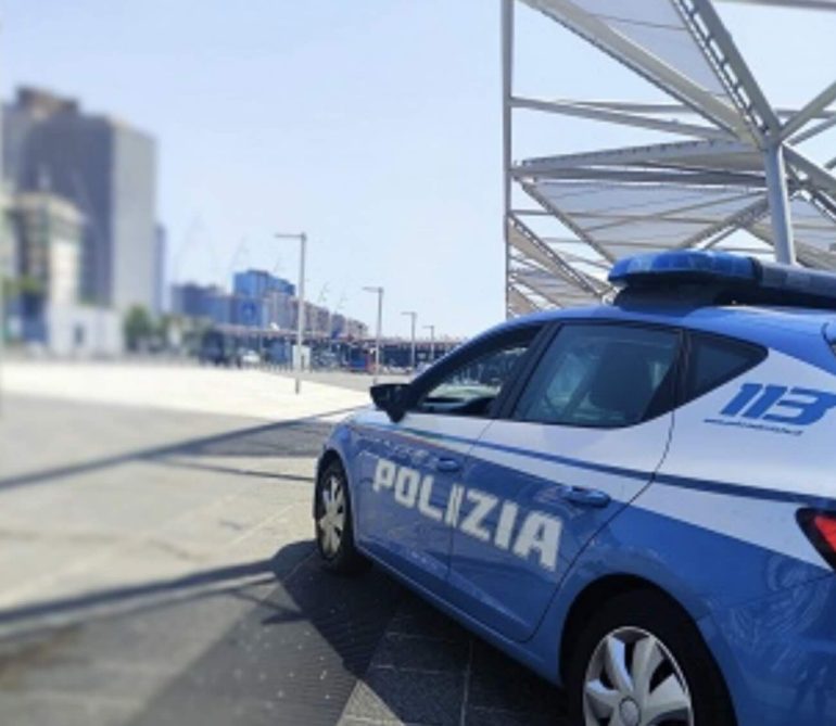 Blitz interforze a Piazza Garibaldi: rimossi 16 quintali di mercanzia abusiva e rafforzati i controlli