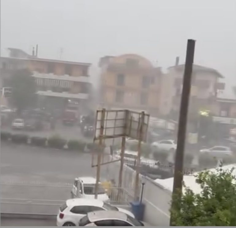 Bomba d’acqua su Napoli, Campi Flegrei e Ischia: strade allagate, alberi caduti e blackout
