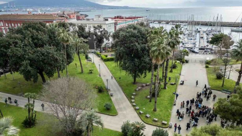 Turista rapinato sotto la minaccia di un coltello: arrestato un 20enne