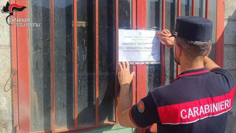 Falegnameria senza autorizzazioni scaricava nel Sarno: scattano i sigilli