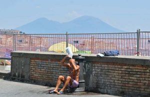 Caldo, terza ondata verso il picco: giovedì «bollino rosso» in 15 città, Napoli resta in giallo