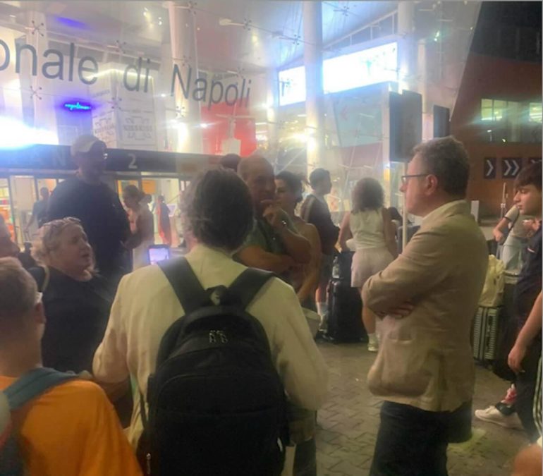Caos a Capodichino: Volotea lascia a terra i passeggeri diretti a Creta, tensione e disagi fino a notte fonda