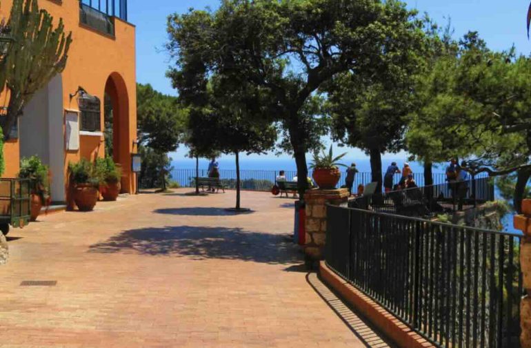 Capri dedica il Belvedere di Tragara a Peppino di Capri