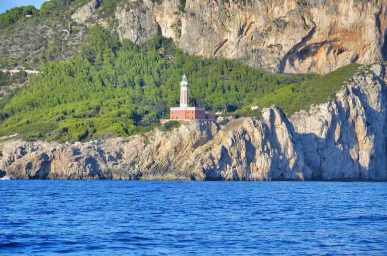 Capri, la rivolta dei balneari contro la spiaggia libera: «Senza lettini a 150 euro sarà il degrado»