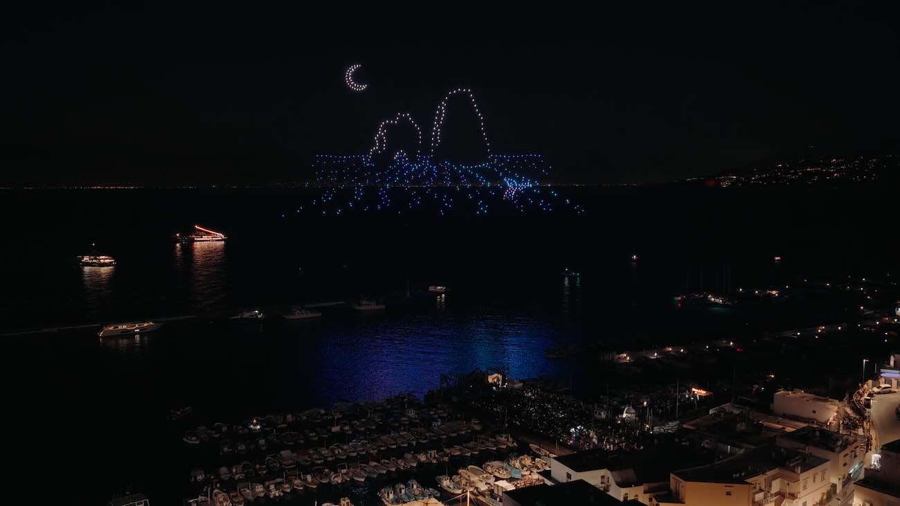Capri lights up with 500 drones for the night of San Lorenzo: art and legend in the skies above Marina Grande.