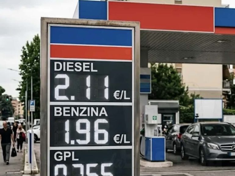 Carburanti alle stelle, il Movimento Consumatori si schiera con i tassisti: «No ai rincari sulle spalle dei cittadini»