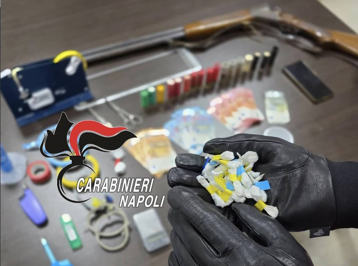 La droga e il fucile sequestrati