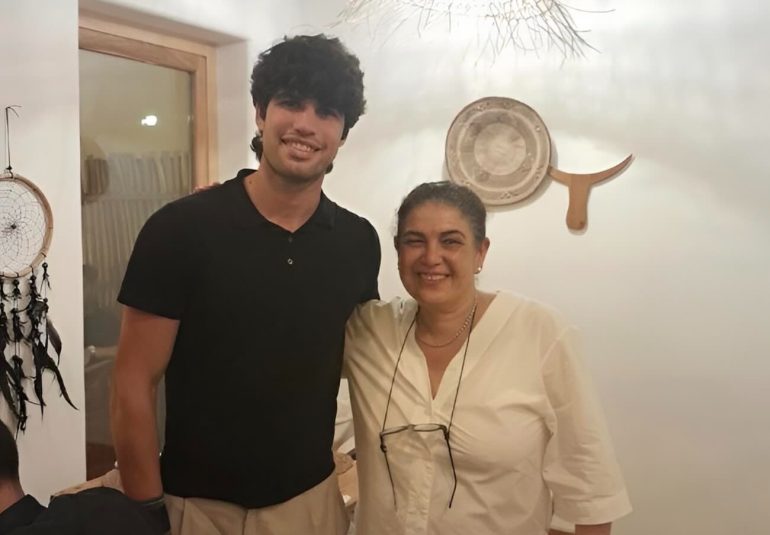 Carlos Alcaraz conquista Procida: cena alla Corricella e bagno di folla tra selfie e applausi