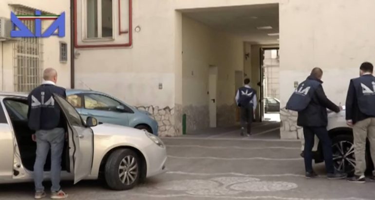 Casalesi 2.0, l’ombra dei Russo sul litorale domizio: il «welfare» del clan