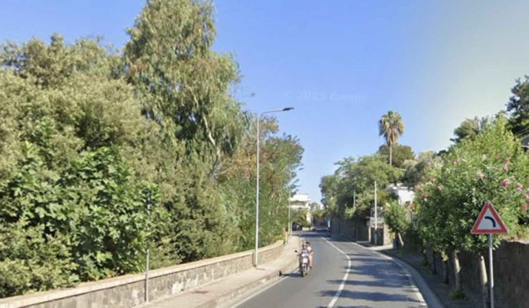 Casamicciola, schianto in scooter contro un albero: muore un 65enne