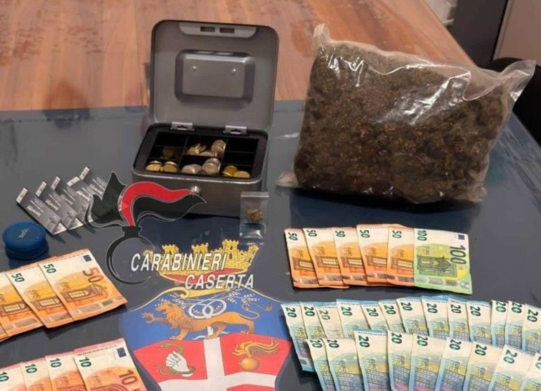 Casapesenna, mezzo chilo di marijuana in bella vista sul tavolo: arrestata 53enne