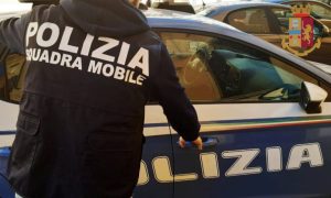 Caserta, sei colpi di mannaia alla testa in un bar: 58enne ai domiciliari per tentato omicidio