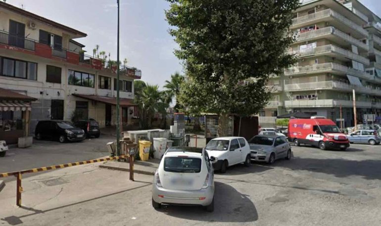 Casoria, due feriti a colpi di coltello nella notte: 18enne sfregiato al volto