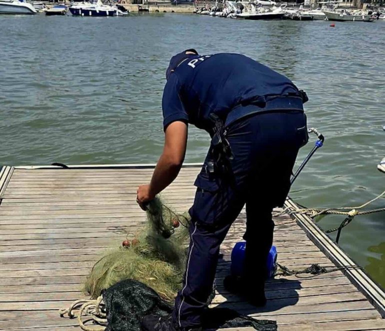 Castel Volturno, blitz anti-bracconaggio: sequestrati 30 metri di reti illegali