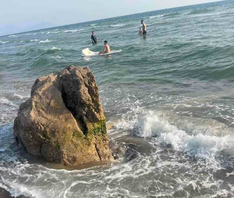 Castel Volturno, in spiaggia l’erosione riporta a galla cemento e ferri arruginiti