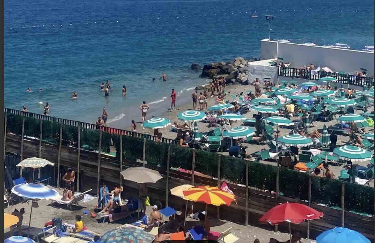 Castellammare, barriere abusive e parcheggio irregolare: Europa Verde denuncia l'occupazione delle spiagge pubbliche a Pozzano