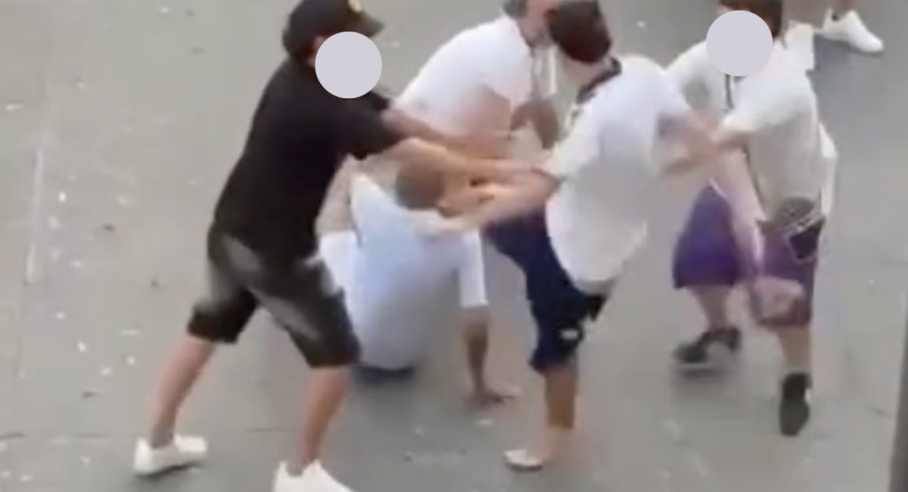 Anziano pestato in piazza a Grumo Nevano: è gravissimo. Diciottenne arrestato per tentato omicidio