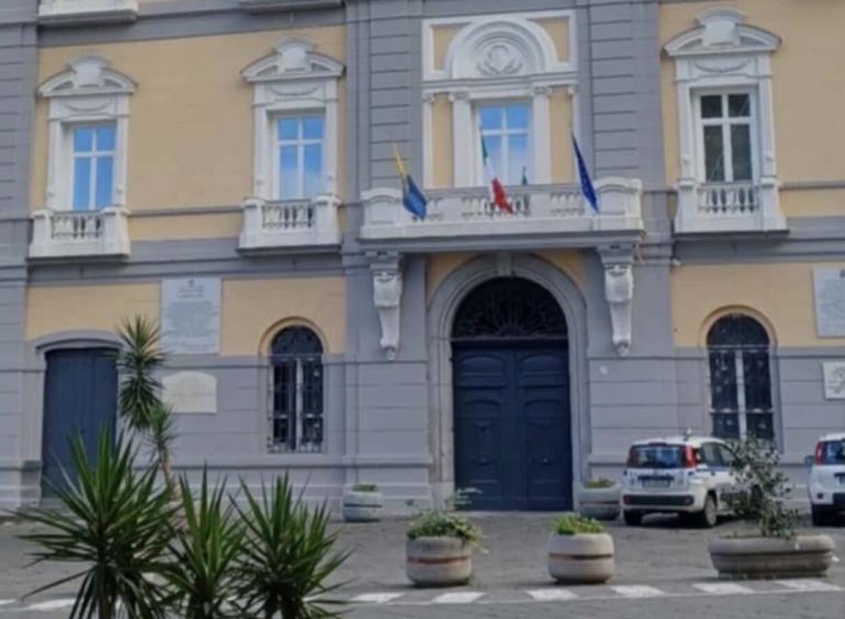 Castellammare, password cedute: così la burocrazia «ha consegnato» il comune ai clan